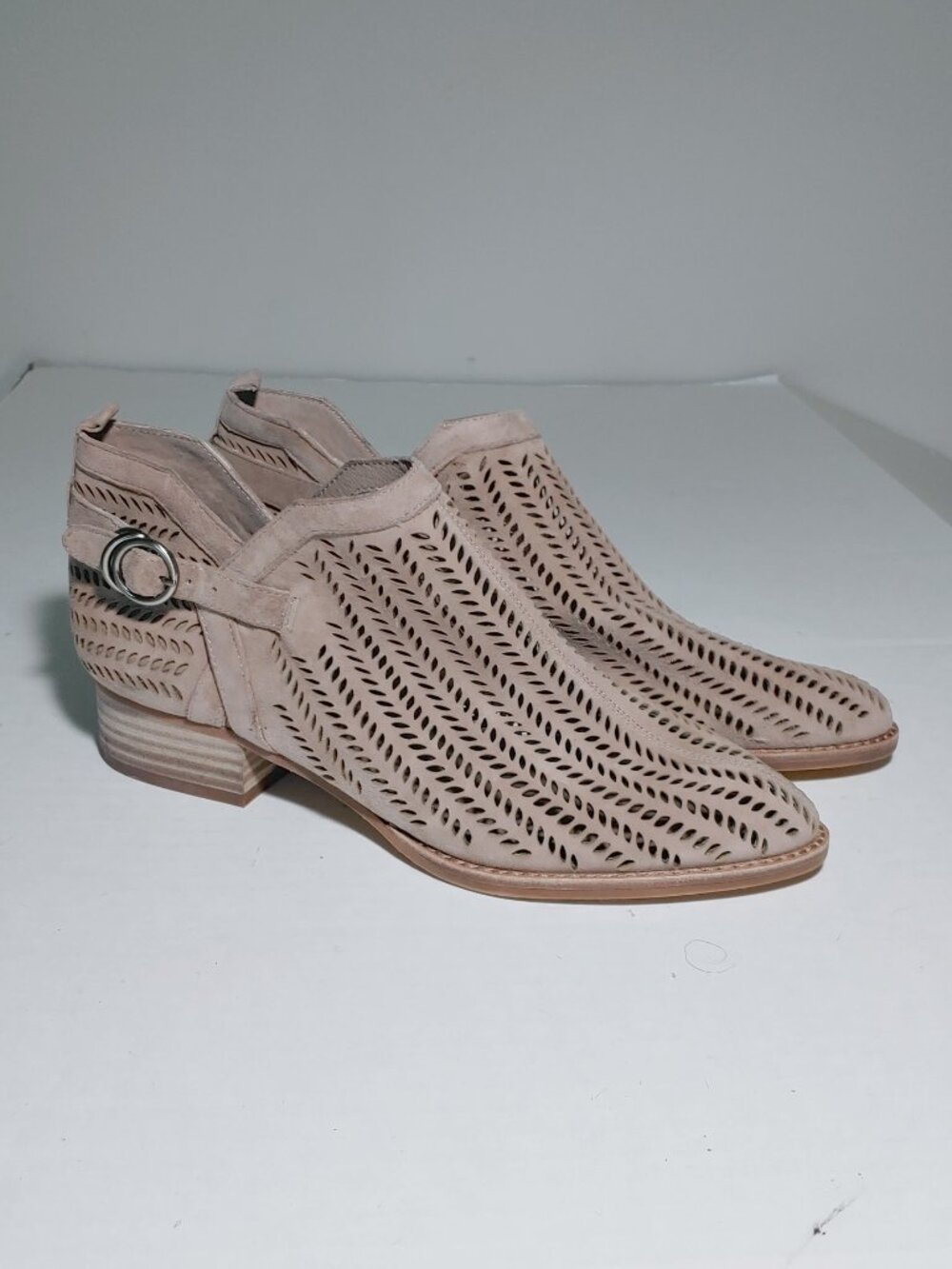 Vince Camuto VC Campina Leather Upper & Lining Perforated Ankle Booties Sz 9 Tan